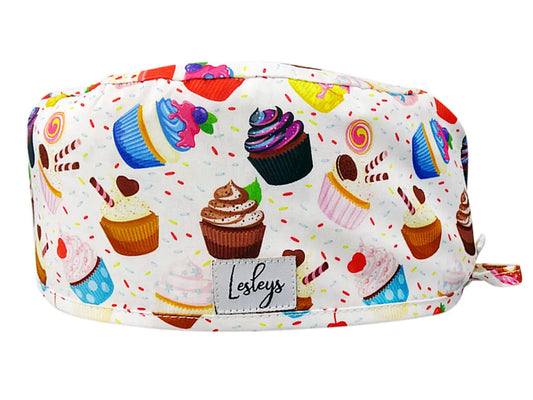 Stoff OP Haube aus Baumwolle Sweet Cupcakes. Bunte OP Muetze fuer Damen und Herren